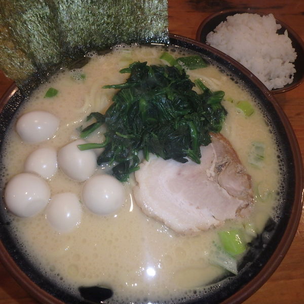 「大ラーメン800円うずら100円餃子300円生ビール500円」@横濱家系ラーメン ちとせ家の写真