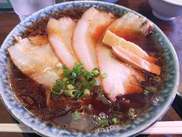 「醤油ラーメン＋チャーシュー」@古式ラーメン 鶴亀の写真