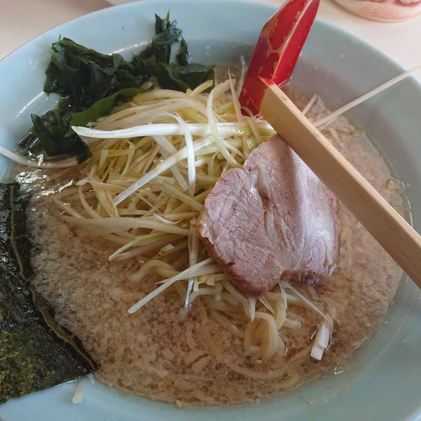「ネギラーメン小700円、ライス小100円」@ニューラーメンショップ 伊奈町店の写真