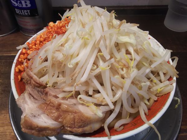 「小ラーメン（にんにく、刻みたまねぎ、からあげ）￥790」@麺でる 相模原店の写真