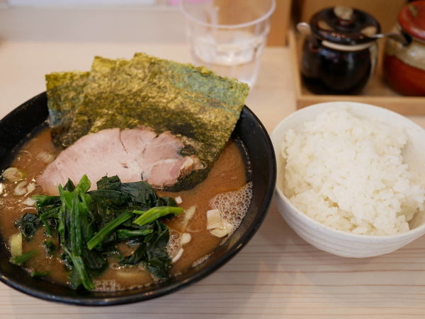 「ラーメン 並盛 麺硬め＋油多め＋ライス」@麺家 千祥の写真