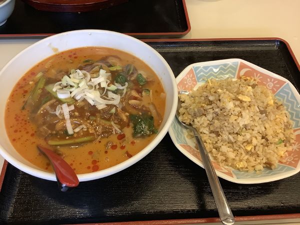 「牛スジ担々麺＋半チャーハン 980円」@香港小厨の写真