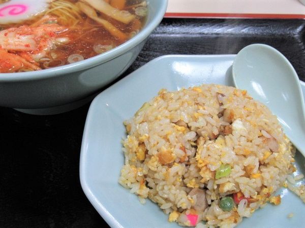 「キムチラーメン（750円）＋半チャーハン（250円）」@㐂楽の写真