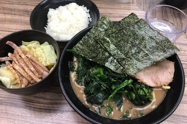 「ほうれん草ラーメン(並)750円+キャベチャー150円+ライス無」@家系らーめん 武蔵家 川越店の写真