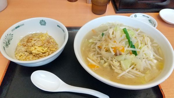 「野菜たっぷりタンメン＋半チャーハンセット770円」@熱烈中華食堂 日高屋 秋津店の写真