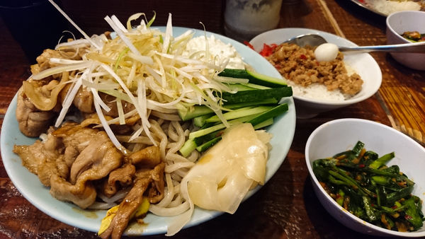 「すごい冷やし中華+ニラキムチ+ネギ+ハーフマシライス」@立川マシマシの写真