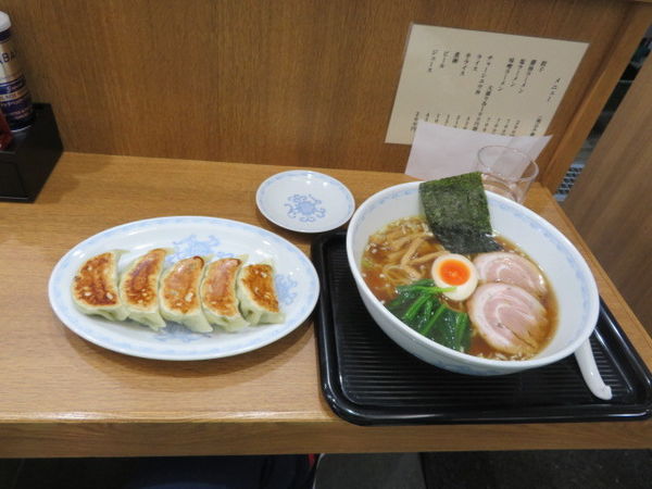 「醤油ラーメン　700円と餃子　290円。」@横浜とんとんの写真