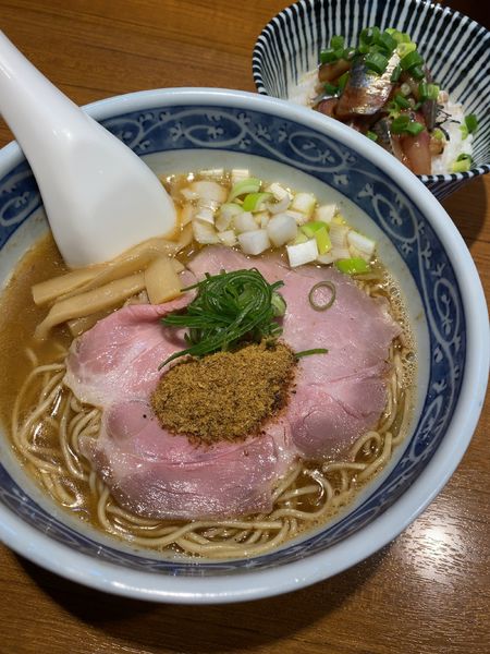 「【限定】魚のアラと節の旨みそば500円+いわし丼」@寿製麺よしかわ 川越店の写真