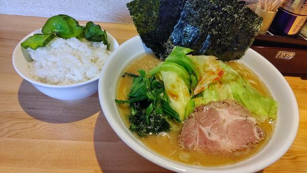 「キャベツラーメン&サービスライス」@横浜家系ラーメン おか家の写真