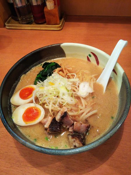 「俺流みそらーめん（麺堅め）半熟味玉追加トッピング」@俺流塩らーめん 神宮前店の写真