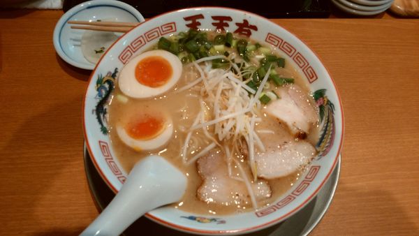 「味玉付き￥750+替え玉(小)¥60-」@らーめん天天有 神田の写真