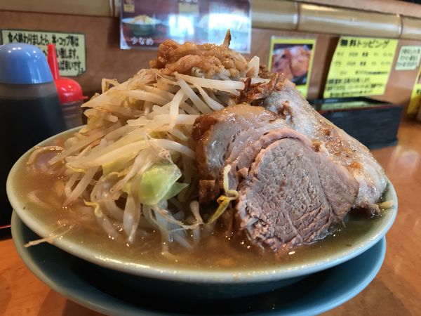 「大ラーメン　麺増し　生卵　あぶらマシマシ」@立川マシマシ ロイヤルスープの写真