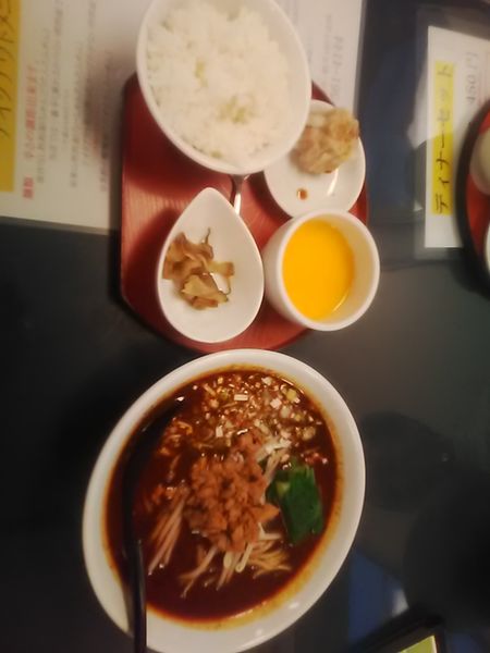 「黒胡麻担担麺(950円)＋ディナーセット(450円)」@成都担担面の写真