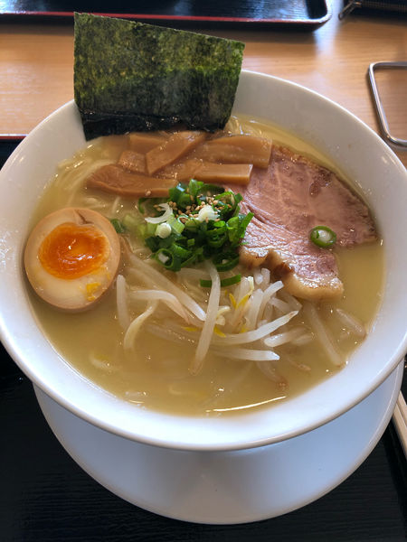 「鶏白湯大盛り（細麺）　小ライス」@らーめん もかすけの写真