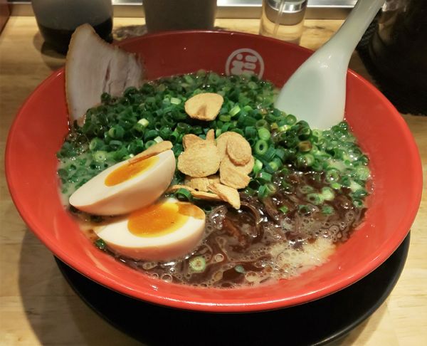 「黒マー油ラーメン+味玉+ネギ増し+替え玉」@豚骨らーめん 福の軒 秋葉原店の写真