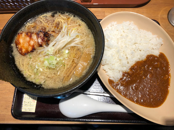 「こくまろ醤油・半カレー大盛り　890円」@中島亭の写真