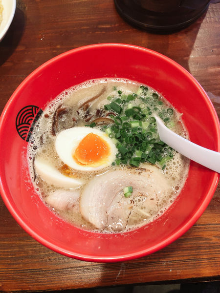 「豚骨ラーメン味玉入り」@いちむじんの写真