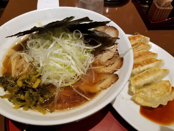 「ニンニク焦がし醤油太麺+全トッピング、餃子」@中華そば くりの木 北本店の写真