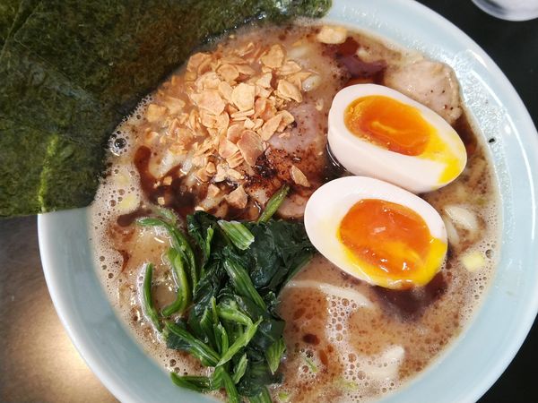 「揚げにんにく豚骨ラーメン＋味玉」@濃厚豚骨ラーメン 竹三郎の写真