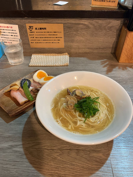 「渡蟹と煮干しのラーメンTP味玉と蟹の和玉」@ニボシラァメン コハクの写真
