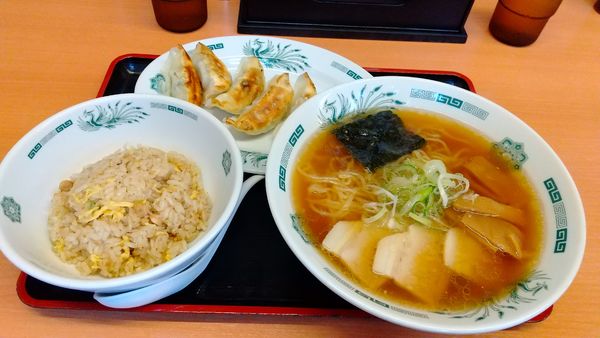 「ラーメン＋半チャーハン＋餃子セット850円」@日高屋 久米川駅南口店の写真