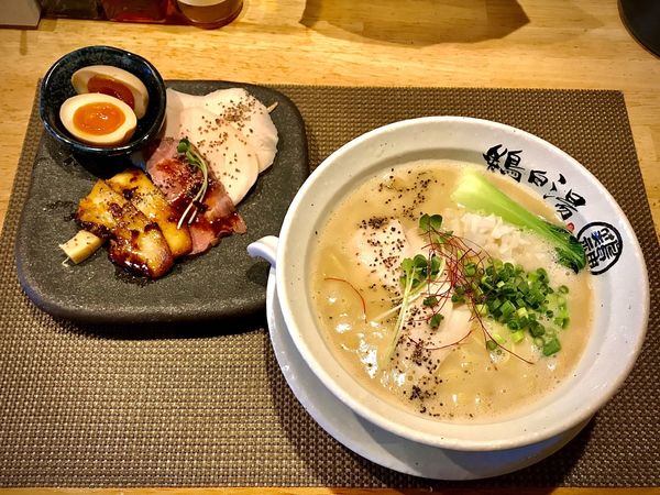 「濃厚鶏白湯らーめん+特製トッピング」@泉鶏白湯鶏神の写真
