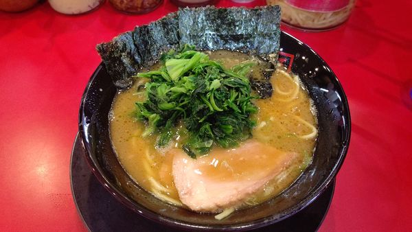 「ラーメン+ほうれん草」@家系ラーメン王道 王道之印の写真