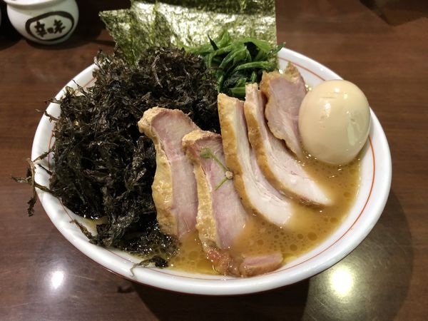 「チャーシューメンもも中盛固め濃いめ味玉岩のり」@らーめん飛粋の写真