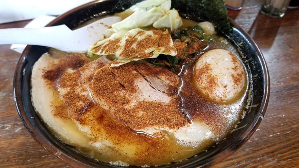 「得製豚骨醤油らあめんスパイシーRED」@らあめん 寸八 総本店の写真