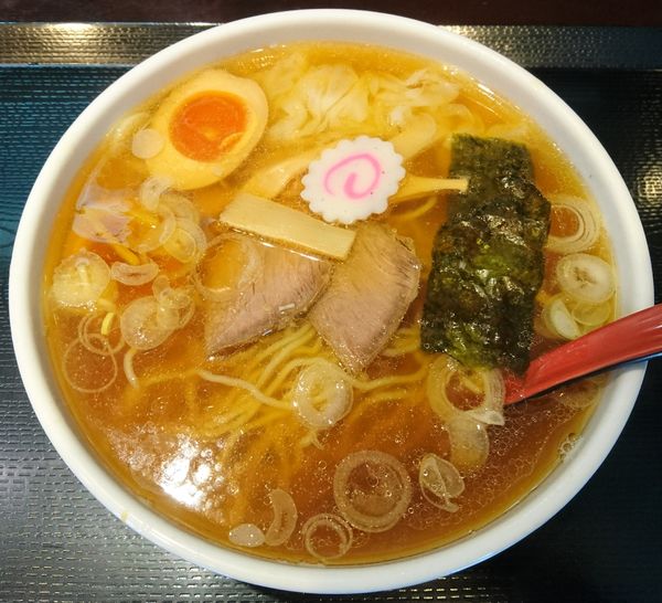 「ワンタンメン＋煮玉子」@中華蕎麦 金魚の写真