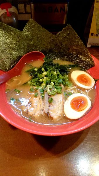 「ラーメン（６５０円）【玉子はサービスしてくれました】」@豚骨らーめん みうら家の写真