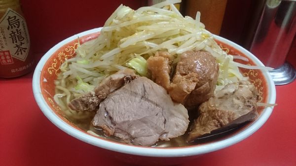 「麺増し・大・カタカタ・烏龍茶(ヤサイマシカラメ)￥８５０」@ラーメン二郎 上野毛店の写真