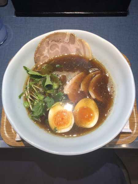 「黒（にほんいち醤油そば）」@麺巧 潮の写真