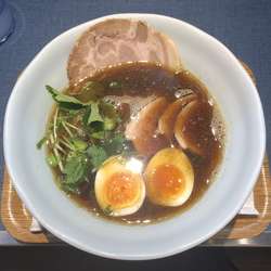 黒（にほんいち醤油そば）