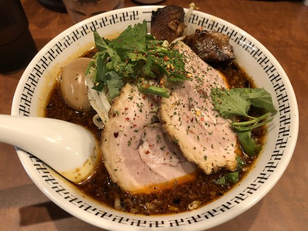 「‪スパイス・特製ラー麺+肉切れっぱなし+にんにく+缶ビール」@スパイス・ラー麺 卍力 秋葉原店の写真