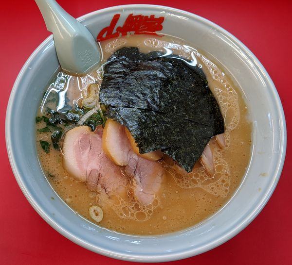 「醤油チャーシュー麺（中盛り） 1,030円」@ラーメン山岡家 牛久店の写真