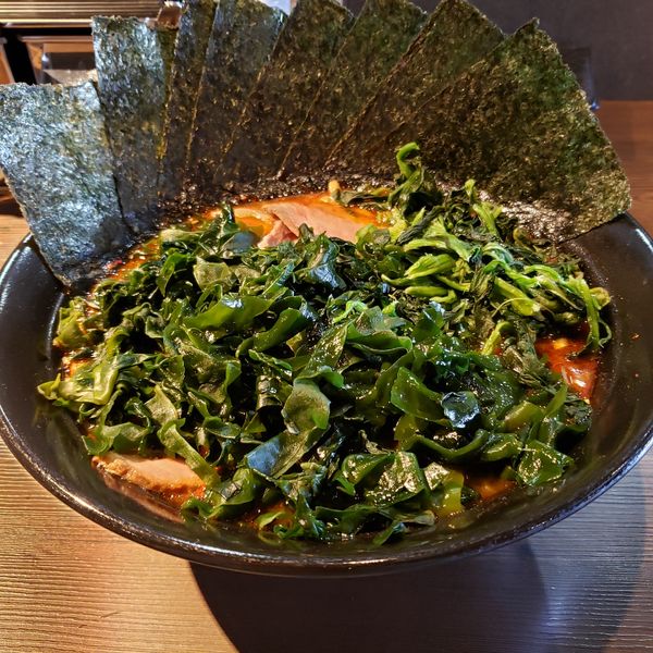 「美辛ラーメン2辛中盛、わかめ、のり」@ラーメン 萩原家 藤沢店の写真