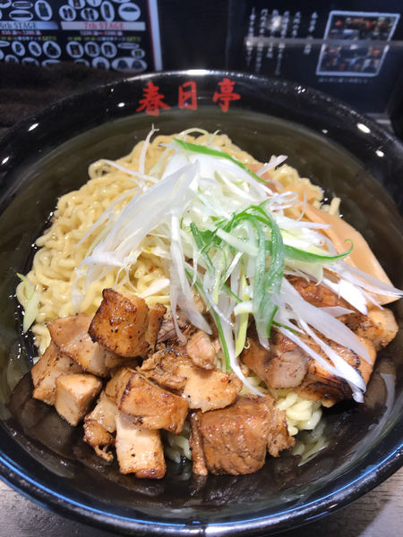 「炙り角切り肉醤油そば」@油そば 春日亭 秋葉原昭和通り口店の写真