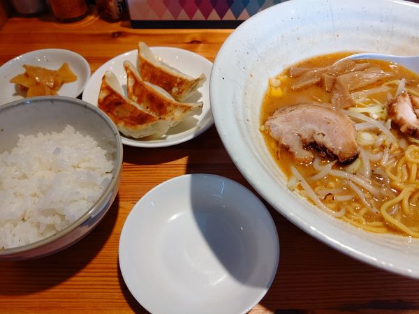 「味噌らーめん(並盛・150g)830円＋Ａ餃子セット230円」@旭川らーめん かじべえの写真