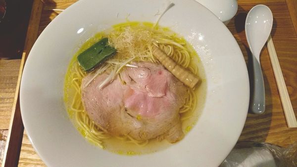 「白醤油らーめん_750円」@清湯豚骨白醤油拉麺 LABO麺の写真