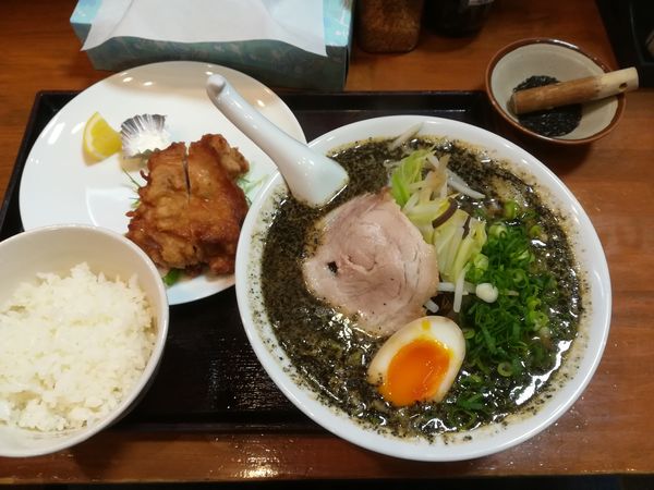 「胡麻みそ(黒)＋唐揚げセット(ご飯)」@春夏秋灯 河芸店の写真