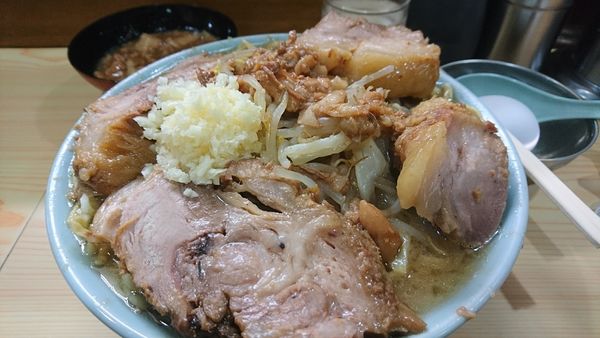 「【夜】国産ブタメン+生卵」@ラーメン富士丸 明治通り都電梶原店の写真