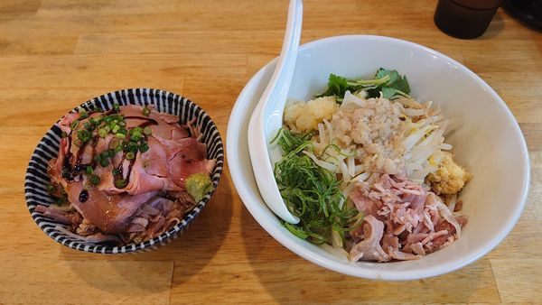 「【限定】ほんのり煮干香るジャンクなまぜそば 500円 + 丼」@寿製麺よしかわ 坂戸店の写真