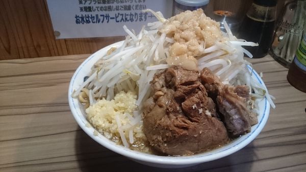 「ラーメン・大盛・小岩(ヤサイ多めニンニク)￥９００」@ヒノブタセカンド 南越谷駅前店の写真