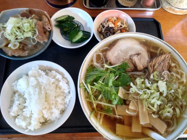 「醤油ラーメン 700円 もつ煮セット 300円」@畔鐘の写真