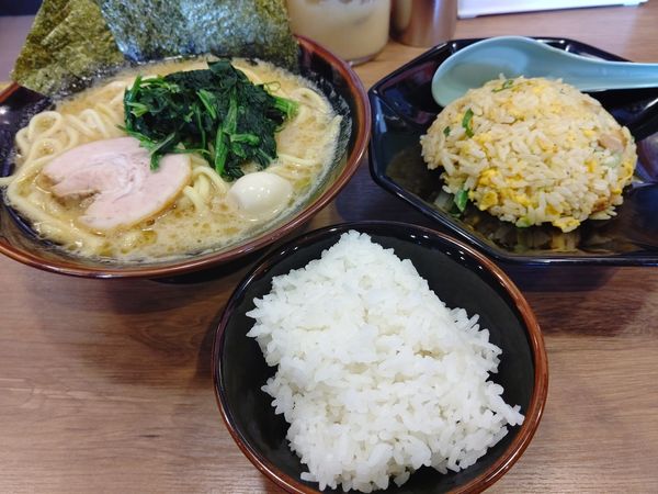「まんぷく特製チャーハンセット(醤油らーめん＋半炒飯)980円」@横浜家系ラーメン 沼田家の写真