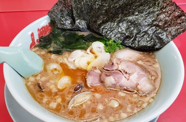「海老薫る濃厚あさり醤油ラーメン＋JAFチャーシュー＋海苔まし」@ラーメン山岡家 千葉鎌ヶ谷店の写真