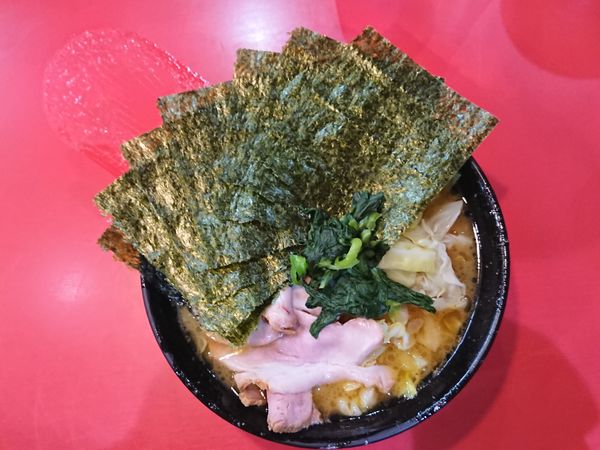 「チャーシューメン＋キャベツ＋のり」@家系総本山 ラーメン吉村家の写真