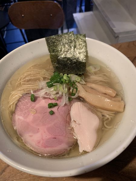 「鶏と貝出汁のしおラーメン」@なかよしバル ボラチョバンチョの写真
