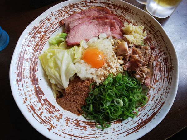 「黒どろまぜそば＋釜焼きチャーシュー　830＋220円」@麺や 虎徹の写真